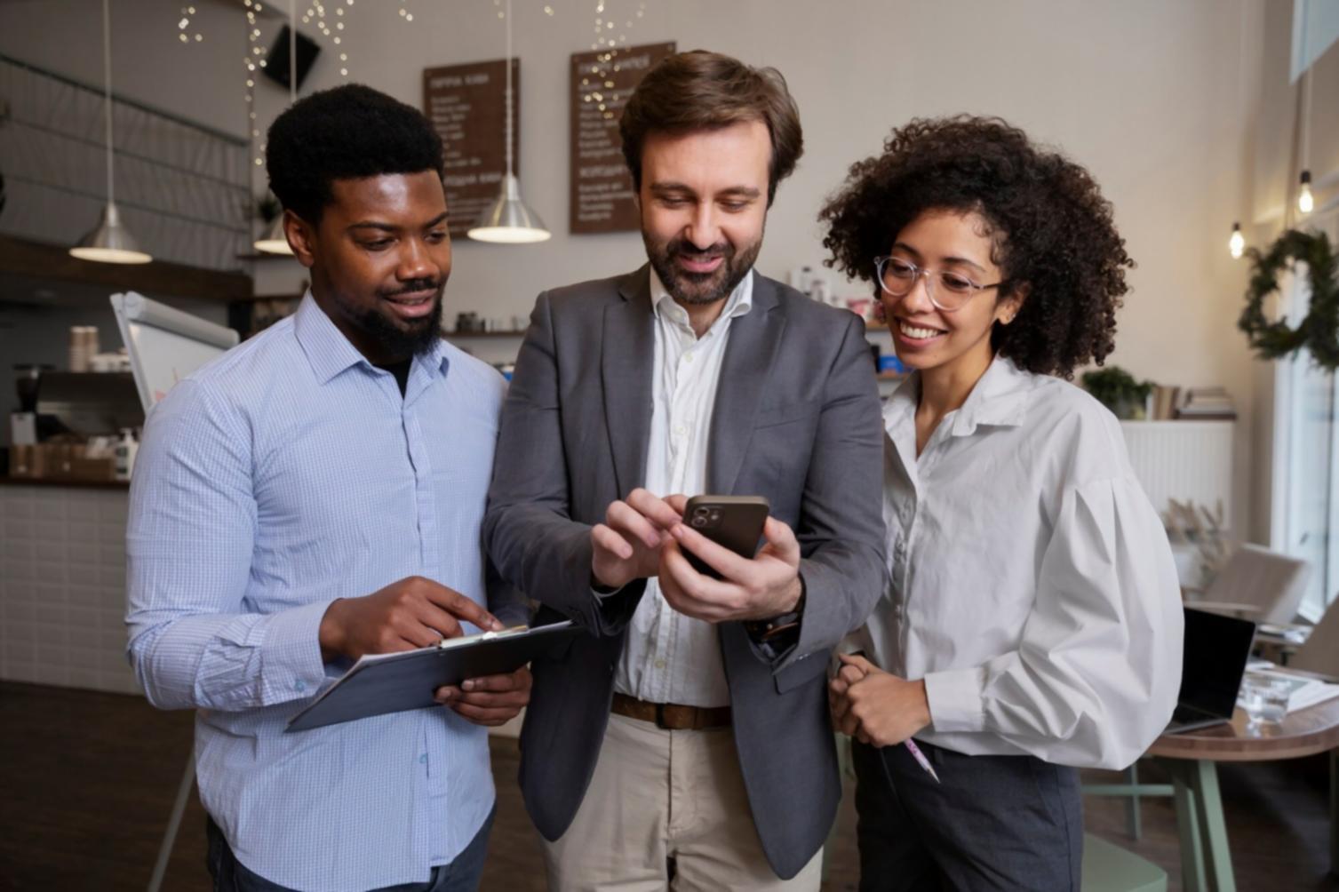 Studenten arbeiten gemeinsam an Fintech-Projekten